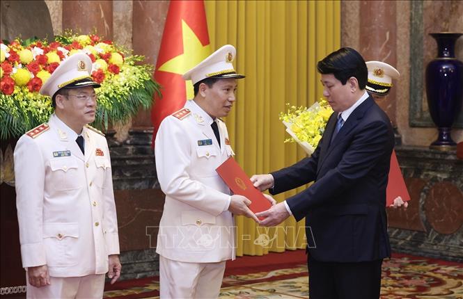 Chủ tịch nước Lương Cường trao Quyết định thăng cấp bậc hàm Thượng tướng đối với Thứ trưởng Bộ Công an Lê Văn Tuyến. Ảnh: Lâm Khánh - TTXVN