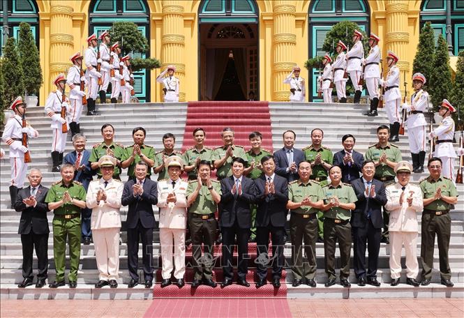 Chủ tịch nước Lương Cường chụp ảnh chung với các đại biểu. Ảnh: Lâm Khánh - TTXVN
