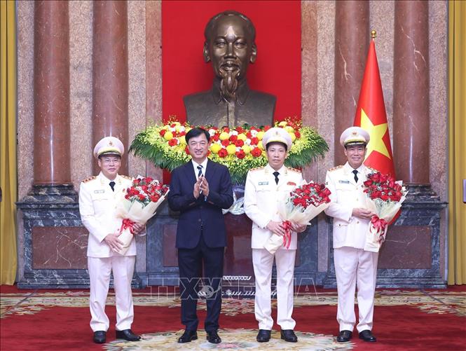 Đồng chí Nguyễn Duy Ngọc, Uỷ viên Bộ Chính trị, Bí thư Trung ương Đảng, Chủ nhiệm Uỷ ban Kiểm tra Trung ương chúc mừng ba đồng chí Thứ trưởng Bộ Công an được thăng cấp bậc hàm Thượng tướng. Ảnh: Lâm Khánh - TTXVN