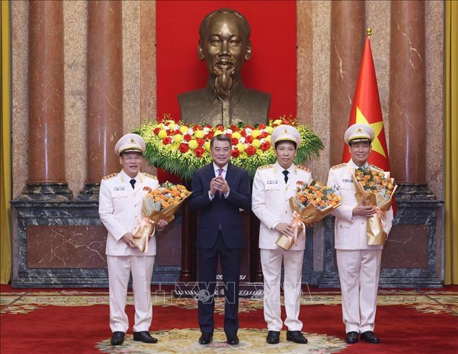 Đồng chí Lê Minh Hưng, Uỷ viên Bộ Chính trị, Bí thư Trung ương Đảng, Trưởng Ban Tổ chức Trung ương chúc mừng ba đồng chí Thứ trưởng Bộ Công an được thăng cấp bậc hàm Thượng tướng. Ảnh: Lâm Khánh - TTXVN