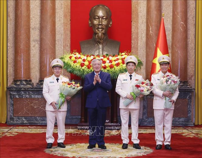 Đồng chí Nguyễn Hoà Bình, Uỷ viên Bộ Chính trị, Phó Thủ tướng Thường trực Chính phủ chúc mừng ba đồng chí Thứ trưởng Bộ Công an được thăng cấp bậc hàm Thượng tướng. Ảnh: Lâm Khánh - TTXVN