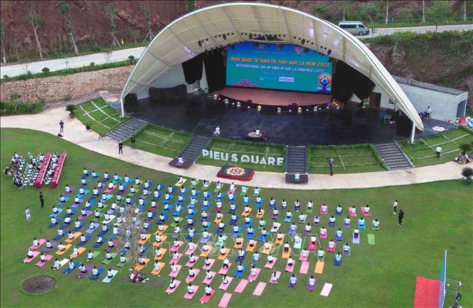Màn đồng diễn giao thức Yoga phổ biến với hơn 200 thành viên đến từ các câu lạc bộ Yoga trên địa bàn thành phố Sơn La và thị xã Mộc Châu. Ảnh: Quang Quyết - TTXVN