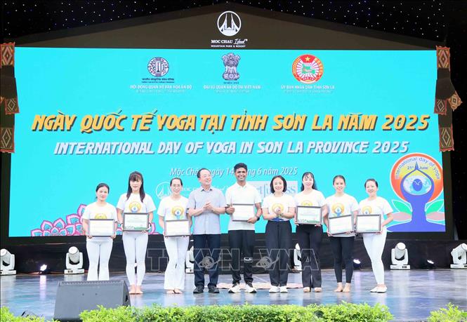 Trao Giấy chứng nhận cho các câu lạc bộ tham gia Ngày Quốc tế Yoga tại tỉnh Sơn La năm 2025. Ảnh: Quang Quyết - TTXVN