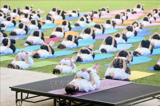 Màn đồng diễn giao thức Yoga phổ biến với hơn 200 thành viên đến từ các câu lạc bộ Yoga trên địa bàn thành phố Sơn La và thị xã Mộc Châu. Ảnh: Quang Quyết - TTXVN