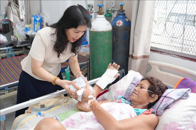 Những cái nắm tay run run, ánh mắt rưng rưng và cả giọt nước mắt xúc động của các bệnh nhân đã nói thay tất cả đến đoàn thiện nguyện Việt Nam tại Lào. Ảnh: Đỗ Bá Thành - PV TTXVN tại Lào