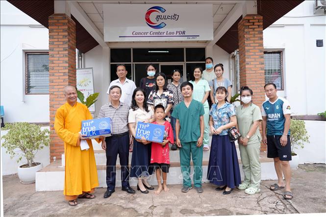 Đoàn đại biểu cộng đồng người Việt Nam tại Lào tới trao quà tại Trung tâm Ung thư của Lào. Ảnh: Đỗ Bá Thành - PV TTXVN tại Lào