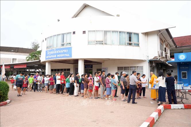 Những người bệnh tại Bệnh viện Hữu nghị của Lào xếp hàng để nhận những phần quà. Ảnh: Đỗ Bá Thành - PV TTXVN tại Lào
