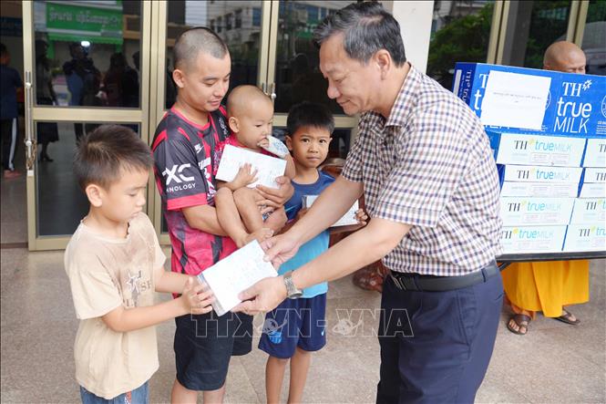 Đại sứ Việt Nam tại Lào Nguyễn Minh Tâm trao quà cho các trẻ em tại Bệnh viện Nhi của Lào. Ảnh: Đỗ Bá Thành - PV TTXVN tại Lào