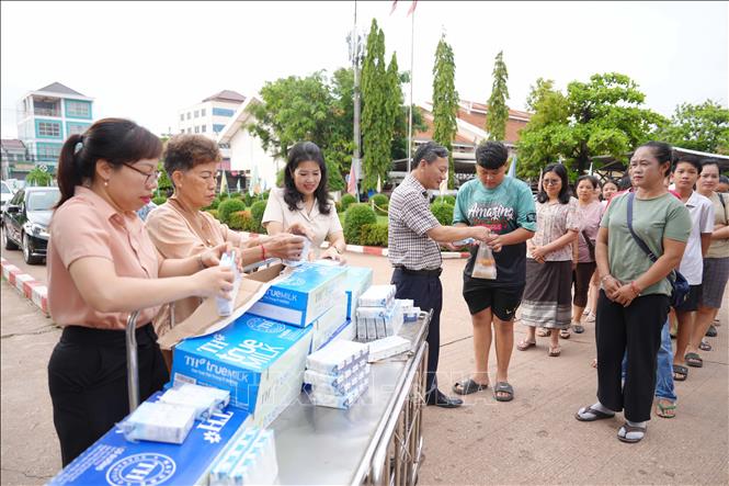 Đoàn thiện nguyện cộng đồng người Việt tại Lào trao quà cho các bệnh nhân tại Bệnh viện Hữu nghị của Lào. Ảnh: Đỗ Bá Thành - PV TTXVN tại Lào