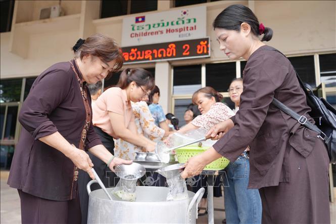Suốt nhiều năm qua, các Phật tử chùa Phật Tích luôn duy trì bếp thiện nguyện, tự tay mang cháo tới các bệnh viện ở Lào. Ảnh: Đỗ Bá Thành - PV TTXVN tại Lào