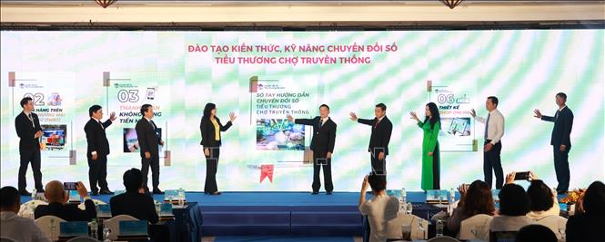 Nghi thức phát động công bố chương trình chuyển đổi số chợ truyền thống. Ảnh: Hứa Chung-TTXVN