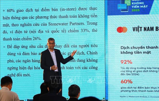 Đại diện Mastercard trình bày một số hành vi thanh toán không tiền mặt trong xã hội. Ảnh: Hứa Chung-TTXVN