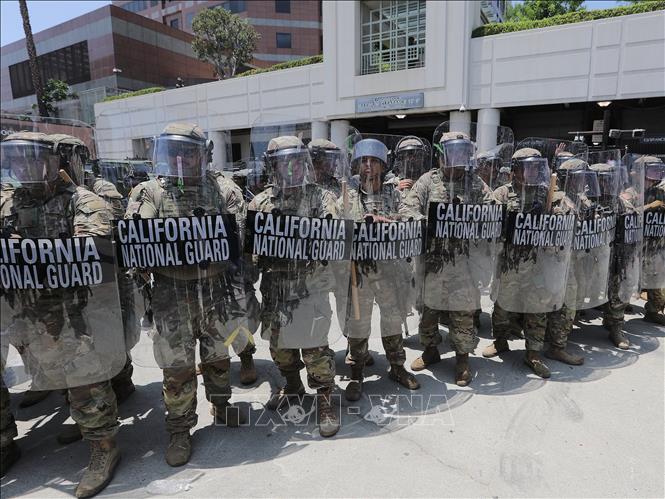 Lực lượng phòng vệ bang California gác tại trung tâm giam giữ ở Los Angeles, bang California, Mỹ ngày 8/6/2025. Ảnh: THX/TTXVN
