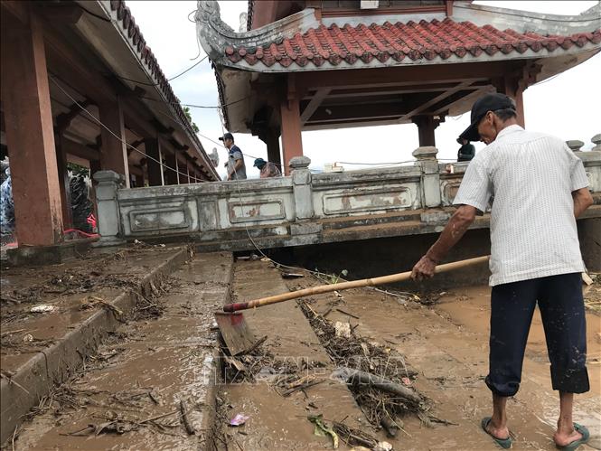 Dọn dẹp vệ sinh tại Bến thả hoa bờ Nam sông Thạch Hãn, thị xã Quảng Trị. Ảnh: Thanh Thuỷ-TTXVN