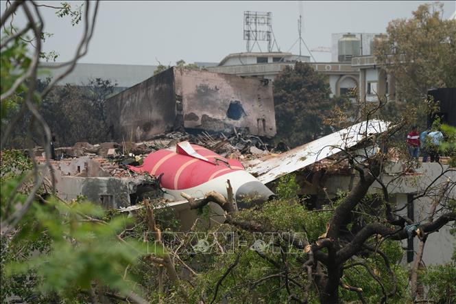 Hiện trường vụ rơi máy bay của Hãng Air India ở thành phố Ahmedabad, bang Gujarat, Ấn Độ ngày 13/6/2025. Ảnh: THX/TTXVN