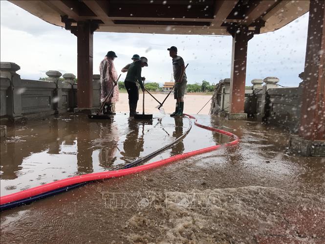 Dọn dẹp vệ sinh tại Bến thả hoa bờ Nam sông Thạch Hãn, thị xã Quảng Trị. Ảnh: Thanh Thuỷ-TTXVN
