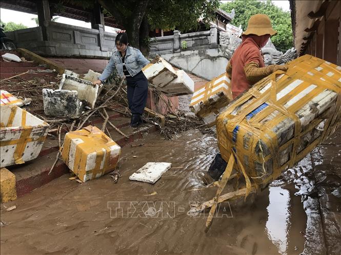 Dọn dẹp vệ sinh tại Bến thả hoa bờ Nam sông Thạch Hãn, thị xã Quảng Trị. Ảnh: Thanh Thuỷ-TTXVN