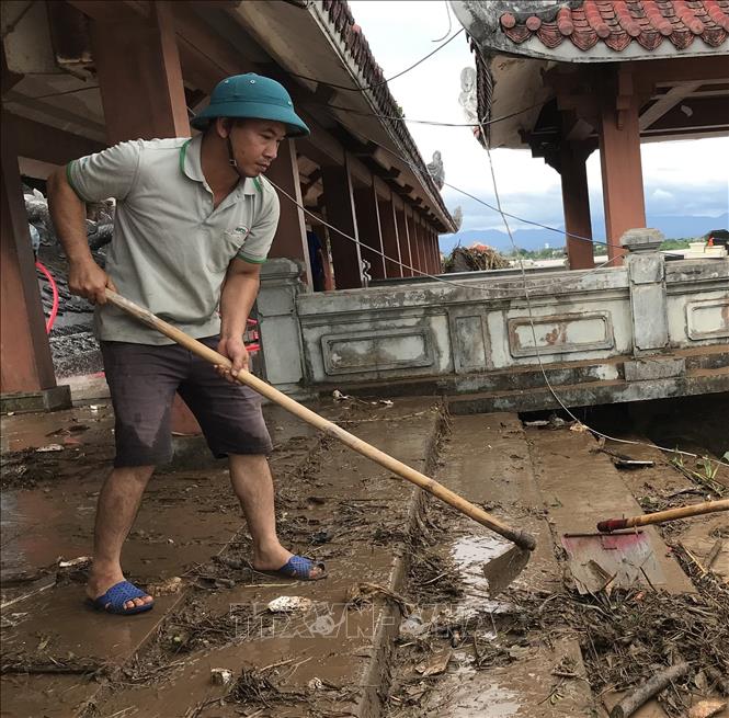 Dọn dẹp vệ sinh tại Bến thả hoa bờ Nam sông Thạch Hãn, thị xã Quảng Trị. Ảnh: Thanh Thuỷ-TTXVN