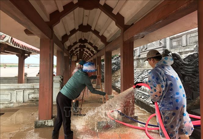 Dọn dẹp vệ sinh tại Bến thả hoa bờ Nam sông Thạch Hãn, thị xã Quảng Trị. Ảnh: Thanh Thuỷ-TTXVN