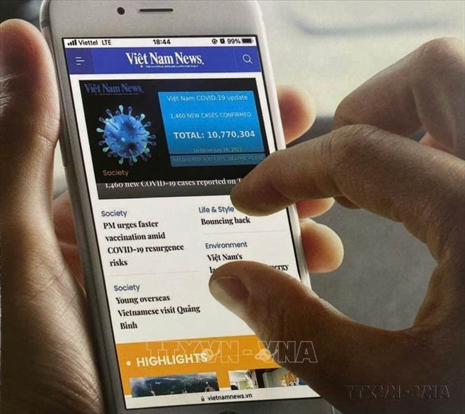 Hòa cùng dòng chảy mạnh mẽ, hiện đại của công nghệ kỹ thuật, báo chí số thỏa sức sáng tạo, mang đến cho công chúng độc giả nhiều hình thức truyền thông phong phú, hấp dẫn dựa trên việc ứng dụng các phần mềm kỹ thuật số tiên tiến. Trong ảnh: Ứng dụng Vietnam News Daily trên điện thoại thông minh, bạn đọc có thể tiếp cận báo Việt Nam News ở mọi nơi, mọi lúc. Ảnh: TTXVN phát