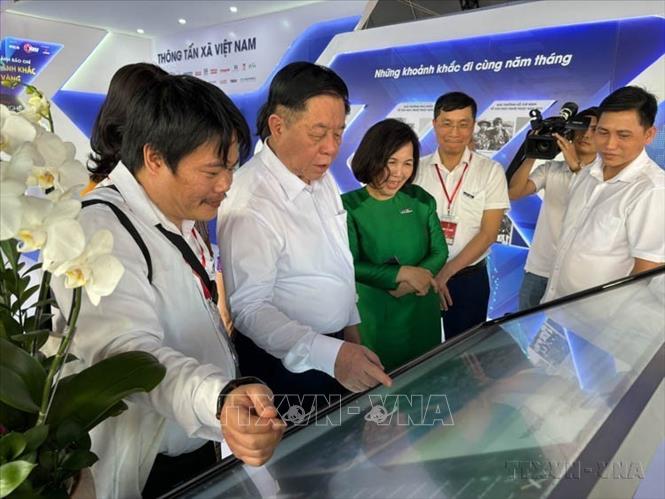 Bắt nhịp xu hướng phát triển của báo chí truyền thông số, Thông tấn xã Việt Nam giới thiệu Triển lãm không gian ảo tới khách tham quan tại Hội Báo toàn quốc năm 2024. Ảnh: TTXVN