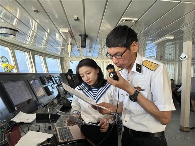 Cùng với sự phát triển của internet, điện thoại thông minh, thiết bị điện tử thông minh khác và nhu cầu sử dụng công nghệ của con người ngày một tăng cao đã mở ra xu hướng làm báo mới cho nền báo chí truyền thông Việt Nam. Trong ảnh: Nhà báo Vũ Hưởng - Báo Hải Quân thực hiện bản tin phát thanh trên tàu, trong chuyến thăm và tác nghiệp tại quần đảo Trường Sa năm 2023. Ảnh: Thùy Giang - TTXVN