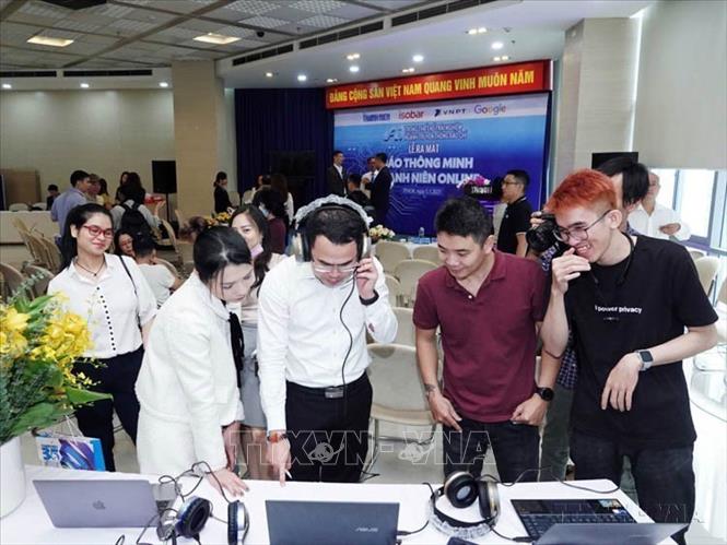Người dùng trải nghiệm “Báo thông minh Thanh Niên Online”, tích hợp trí tuệ nhân tạo (AI), nhằm tăng cường trải nghiệm nội dung cho độc giả (6/1/2021). Ảnh: Ngọc Thạch/TTXVN phát