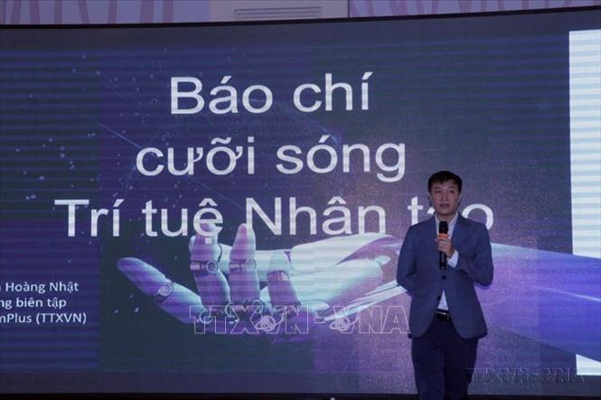 Ông Nguyễn Hoàng Nhật, Phó Tổng Biên tập Báo VietnamPlus (TTXVN) trao đổi, chia sẻ về ứng dụng trí tuệ nhân tạo (AI) trong sản xuất tin bài tại Tập huấn “Ứng dụng trí tuệ nhân tạo trong sản xuất tin, bài” cho lãnh đạo các cơ quan báo chí (Đà Lạt, 1/12/2023). Ảnh: Quốc Hùng - TTXVN