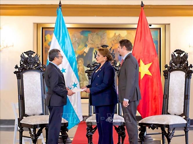 Đại sứ Việt Nam tại Mexico kiêm nhiệm Honduras Nguyễn Văn Hải đã trình Thư ủy nhiệm của Chủ tịch nước Lương Cường lên Tổng thống Honduras Xiomara Castr. Ảnh: TTXVN phát