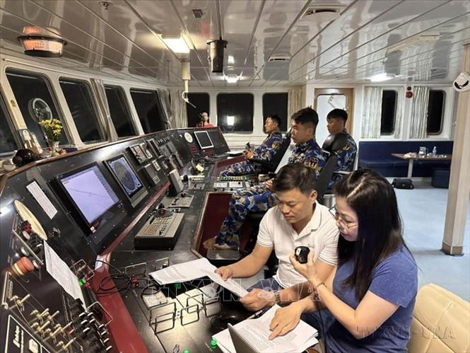 Cùng với sự phát triển của internet, điện thoại thông minh, thiết bị điện tử thông minh khác và nhu cầu sử dụng công nghệ của con người ngày một tăng cao đã mở ra xu hướng làm báo mới cho nền báo chí truyền thông Việt Nam. Trong ảnh: Nhà báo Nguyễn Lan Phương - Đài Tiếng nói Việt Nam làm bản tin phát thanh trên Tàu 571, trong chuyến thăm và tác nghiệp tại quần đảo Trường Sa năm 2023. Ảnh: Thùy Giang - TTXVN
