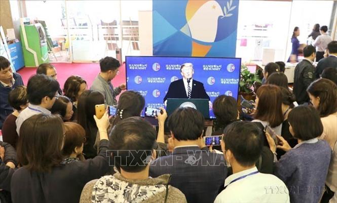 Phóng viên các hãng thông tấn báo chí đưa tin cuộc họp báo của Tổng thống Mỹ Donald Trump về kết quả Hội nghị Thượng đỉnh Mỹ - Triều Tiên lần thứ hai (Hà Nội, 28/2/2019). Ảnh: Minh Đông-TTXVN