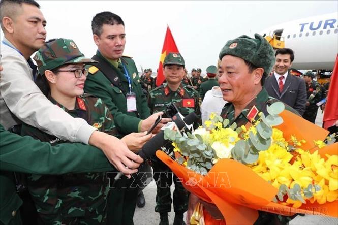 Báo chí phỏng vấn trưởng đoàn công tác ngay sau khi xuống máy bay tại Lễ đón đoàn cán bộ, chiến sĩ QĐND Việt Nam hoàn thành xuất sắc nhiệm vụ cứu hộ các nạn nhân của trận động đất ở Thổ Nhĩ Kỳ trở về (Hà Nội, 23/2/2023). Ảnh: Trọng Đức - TTXVN