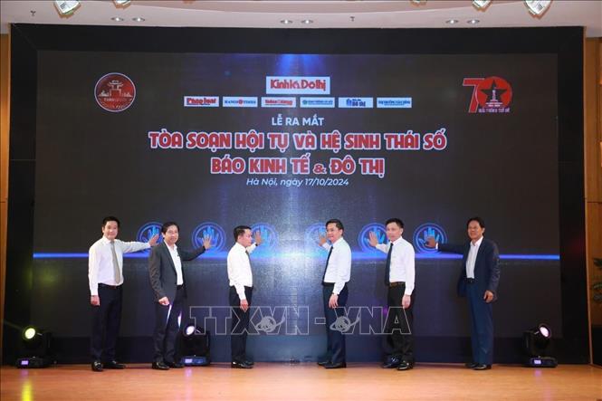 Báo chí và truyền thông Việt Nam kịp thời thích ứng với môi trường công nghệ số, liên tục cho ra mắt các ẩn bản trực tuyến với đa dạng nội dung và hình thức phong phú để phục vụ nhu cầu đọc, nghe, nhìn của công chúng. Trong ảnh: Báo Kinh tế và Đô thị ra mắt tòa soạn hội tụ và hệ sinh thái số, nhằm góp phần nâng cao chất lượng nội dung, mang lại sự trải nghiệm tốt hơn cho độc giả (17/10/2024). Ảnh: TTXVN phát