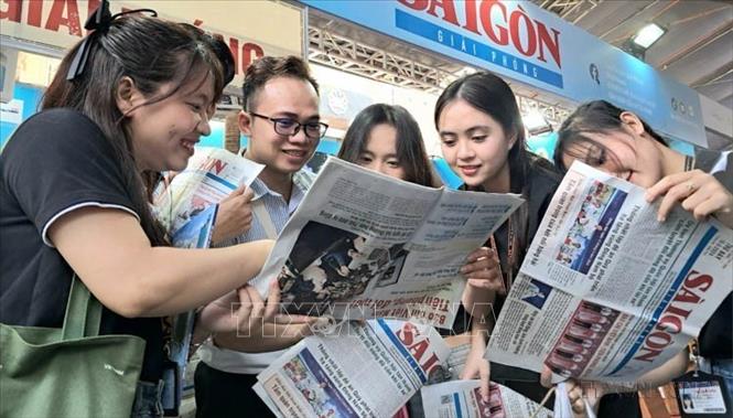 Độc giả thích thú tìm hiểu về tờ báo Đảng “49 tuổi” tại TP Hồ Chí Minh trong Hội Báo toàn quốc năm 2024. Ảnh: TTXVN phát