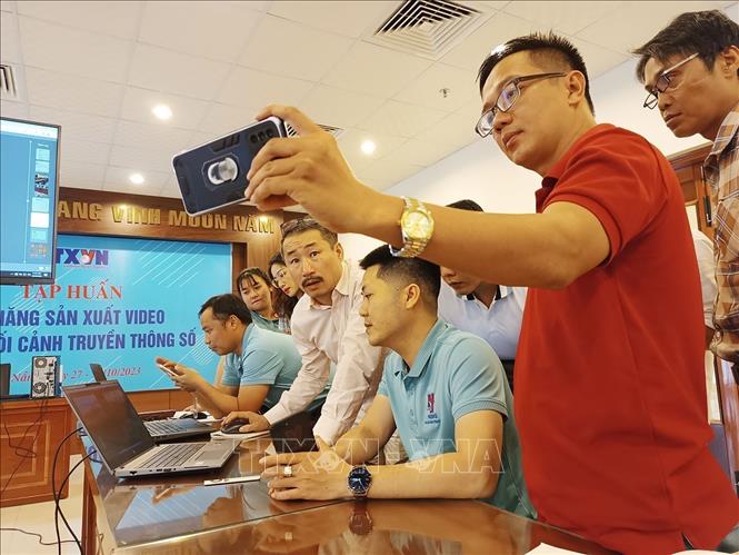 Cùng với sự phát triển của internet, điện thoại thông minh, thiết bị điện tử thông minh khác và nhu cầu sử dụng công nghệ của con người ngày một tăng cao đã mở ra xu hướng làm báo mới cho nền báo chí truyền thông Việt Nam. Trong ảnh: Phóng viên TTXVN trao đổi về cách dựng video bằng điện thoại di động tại lớp “Kỹ năng sản xuất video trong bối cảnh truyền thông số” được tổ chức ở Đà Nẵng. Ảnh: TTXVN
