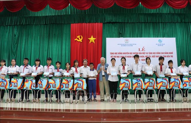 Các đơn vị tài trợ trao tặng 50 suất học bổng khuyến học Huỳnh Văn Một để hỗ trợ các học sinh có hoàn cảnh khó khăn, mồ côi, có ý chí vượt khó, có thành tích học tập khá giỏi nhiều năm liền của tỉnh Bến Tre. Ảnh: Chương Đài - TTXVN