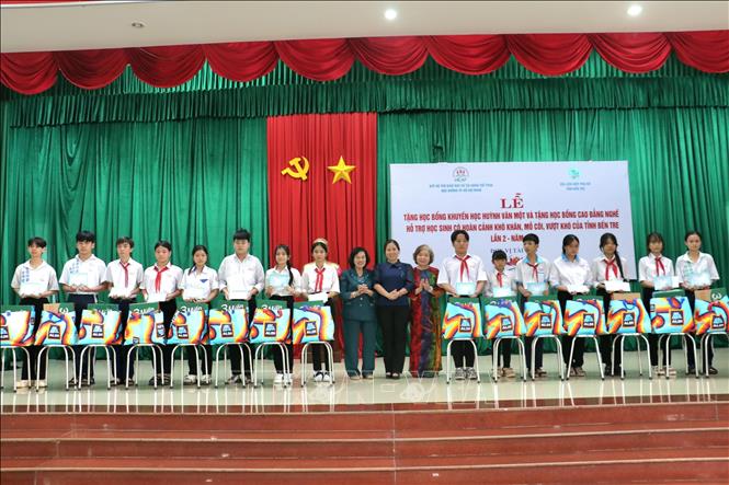 Các đơn vị tài trợ trao tặng 50 suất học bổng khuyến học Huỳnh Văn Một để hỗ trợ các học sinh có hoàn cảnh khó khăn, mồ côi, có ý chí vượt khó, có thành tích học tập khá giỏi nhiều năm liền của tỉnh Bến Tre. Ảnh: Chương Đài - TTXVN