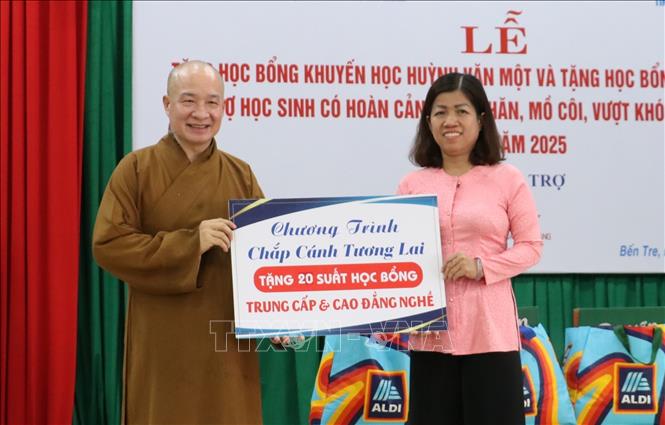 Các đơn vị tài trợ trao tặng tỉnh Bến Tre 20 suất học bổng trung cấp và cao đẳng nghề. Ảnh: Chương Đài - TTXVN