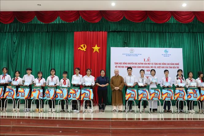 Các đơn vị tài trợ trao tặng 50 suất học bổng khuyến học Huỳnh Văn Một để hỗ trợ các học sinh có hoàn cảnh khó khăn, mồ côi, có ý chí vượt khó, có thành tích học tập khá giỏi nhiều năm liền của tỉnh Bến Tre. Ảnh: Chương Đài - TTXVN