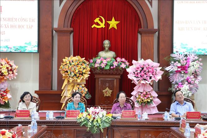 Chủ tịch Hội Khuyến học Việt Nam Nguyễn Thị Doan chủ trì Hôi nghị. Ảnh: Minh Trí - TTXVN
