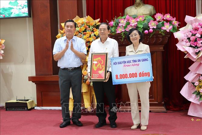 Hội Khuyến học tỉnh Tiền Giang nhận quà tài trợ. Ảnh: Minh Trí - TTXVN