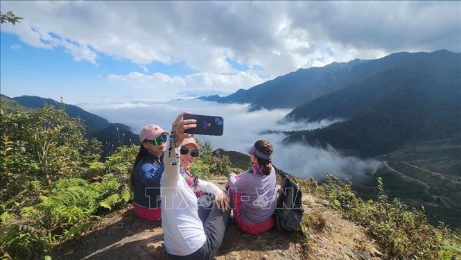 Tourists experience a tour to La Pan Tan commune. VNA/Photo by courtesy