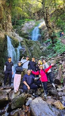 Tourists take part in a trekking tour of waterfalls in in Pung Luong and La Pan Tan communes. VNA/Photo by courtesy