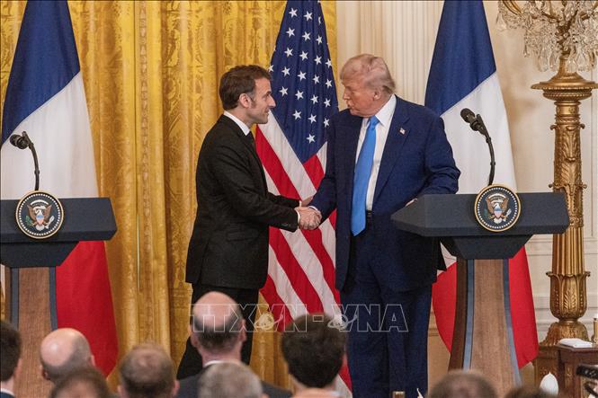 Tổng thống Pháp Emmanuel Macron (trái) trong cuộc họp báo với Tổng thống Mỹ Donald Trump tại Washington DC., ngày 24/2/2025. Ảnh: THX/TTXVN