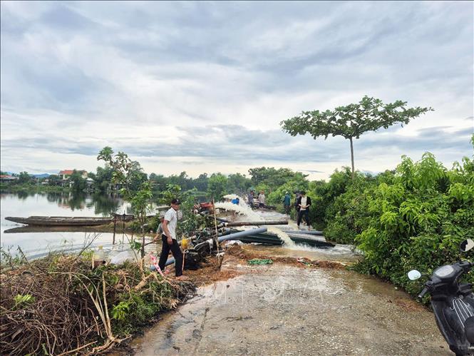 Hợp tác xã nông nghiệp Phú Hồ, xã Phú Hồ, huyện Phú Vang huy động nhân lực, máy bơm tiêu úng cứu lúa cho nông dân. Ảnh: Tường Vi - TTXVN