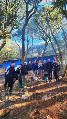 Tourists experience a new trekking tour to Ta Kay Dang peak in La Pan Tan communes. VNA/Photo by courtesy
