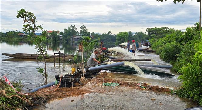 Hợp tác xã nông nghiệp Phú Hồ, xã Phú Hồ, huyện Phú Vang huy động nhân lực, máy bơm tiêu úng cứu lúa cho nông dân. Ảnh: Tường Vi - TTXVN