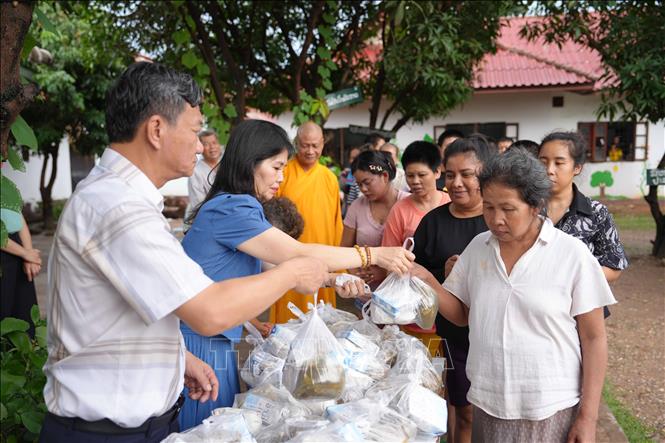 Đại sứ Nguyễn Minh Tâm phát những suất quà cho những người bệnh tại Trung tâm bảo trợ xã hội của Lào  Ảnh: Đỗ Bá Thành - PV TTXVN tại Lào