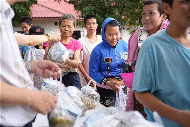 Những phần quà chính là nhịp cầu vô hình kết nối yêu thương, góp phần bồi đắp tình hữu nghị đặc biệt Việt – Lào. Ảnh: Đỗ Bá Thành - PV TTXVN tại Lào
