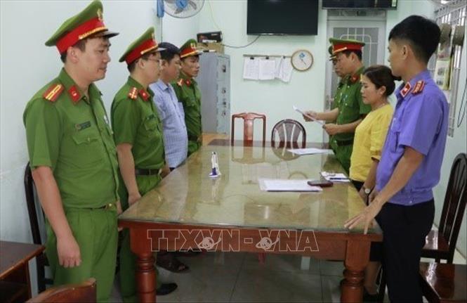 Cơ quan công an đọc quyết định khởi tố, bắt tạm giam bị can Phạm Đình Nhất. Ảnh: TTXVN phát